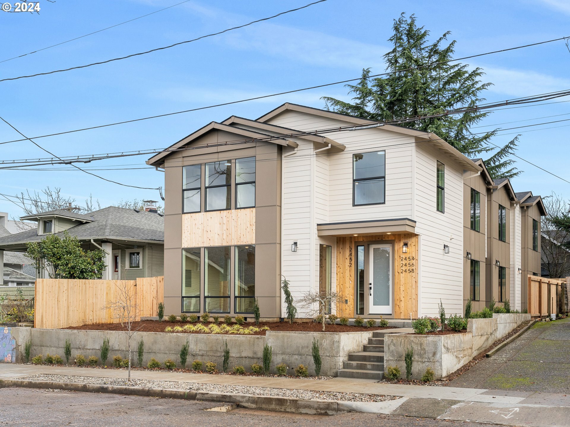 Property Photo:  2452 SE 47th Ave  OR 97206 