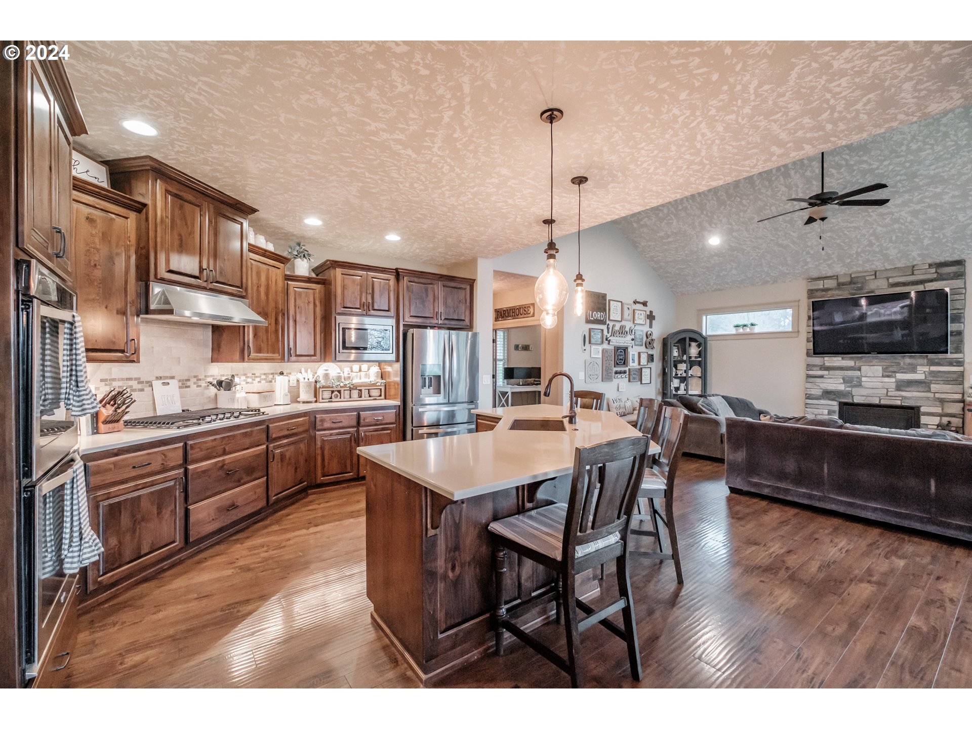 Property Photo: 36999 Victory Dr OR 97355