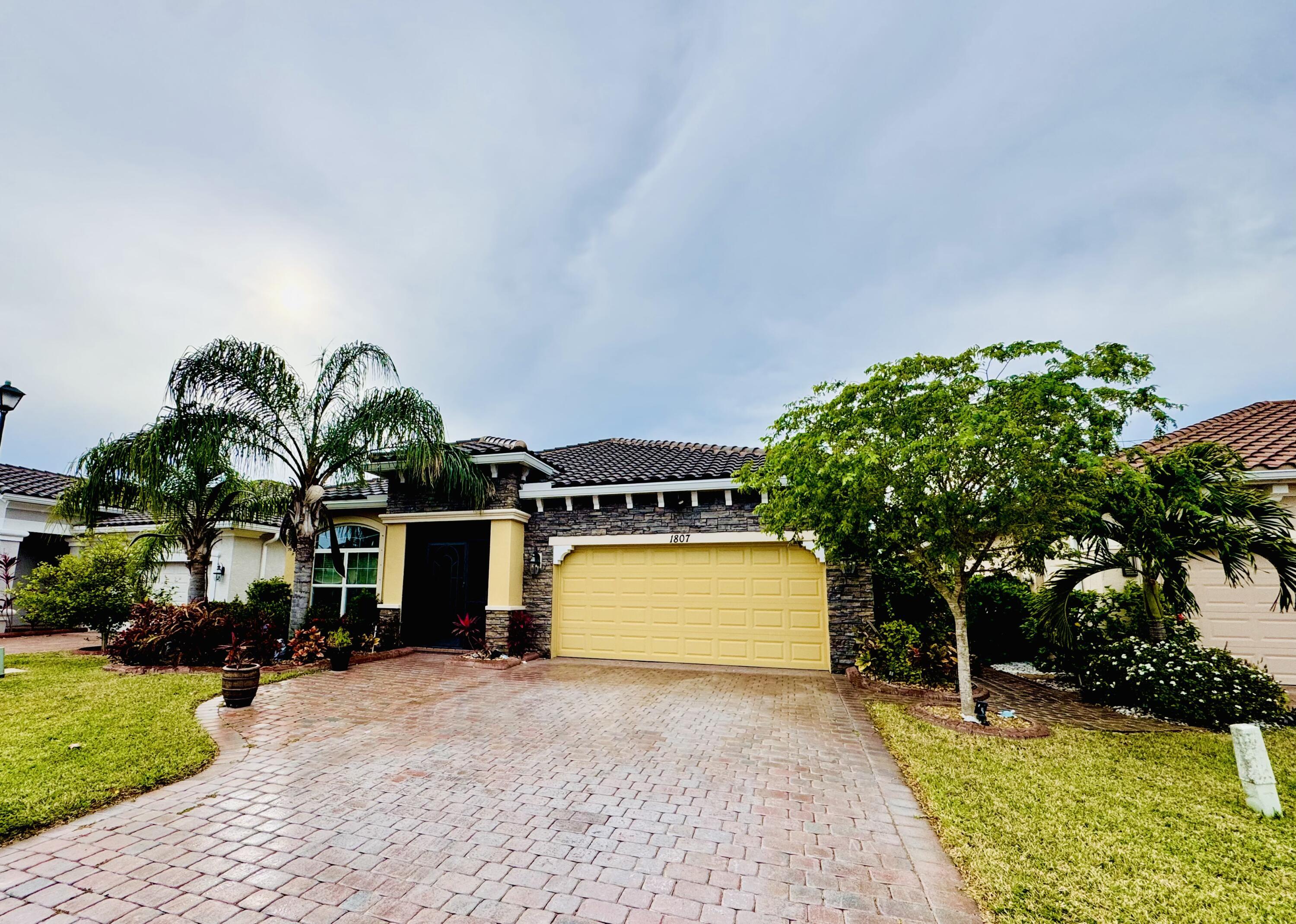 Property Photo: 1807 Berkshire Circle SW FL 32968