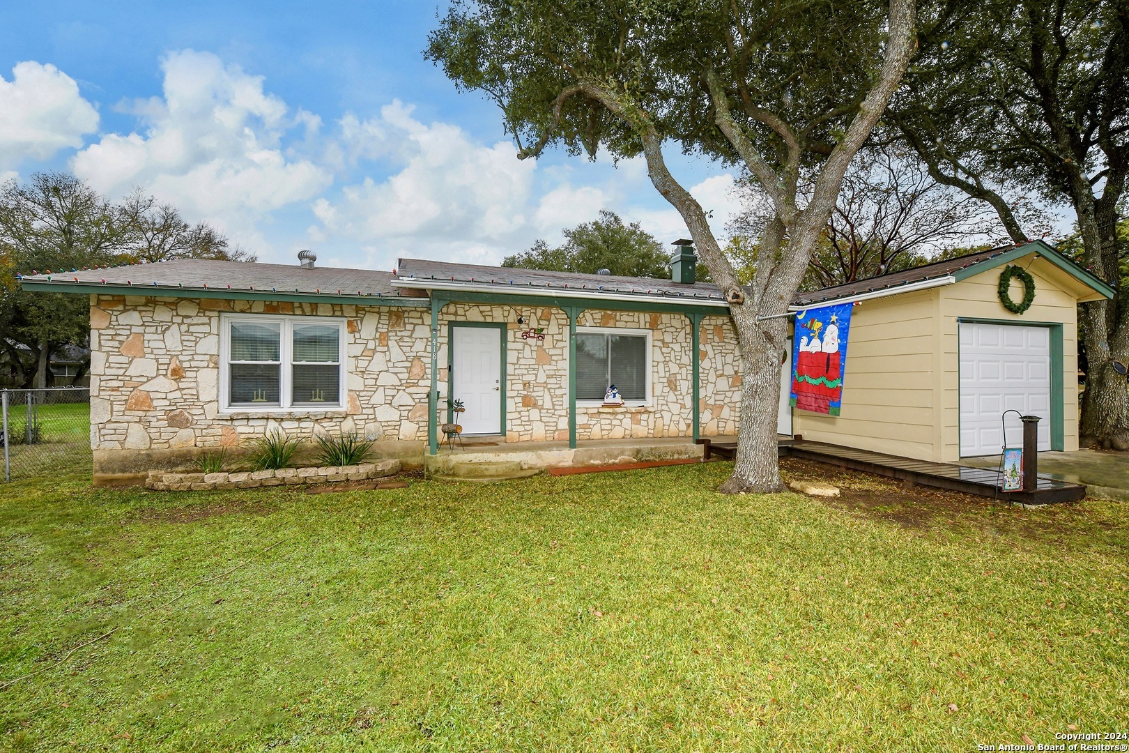 Property Photo:  418 Paradise Dr  TX 78133 