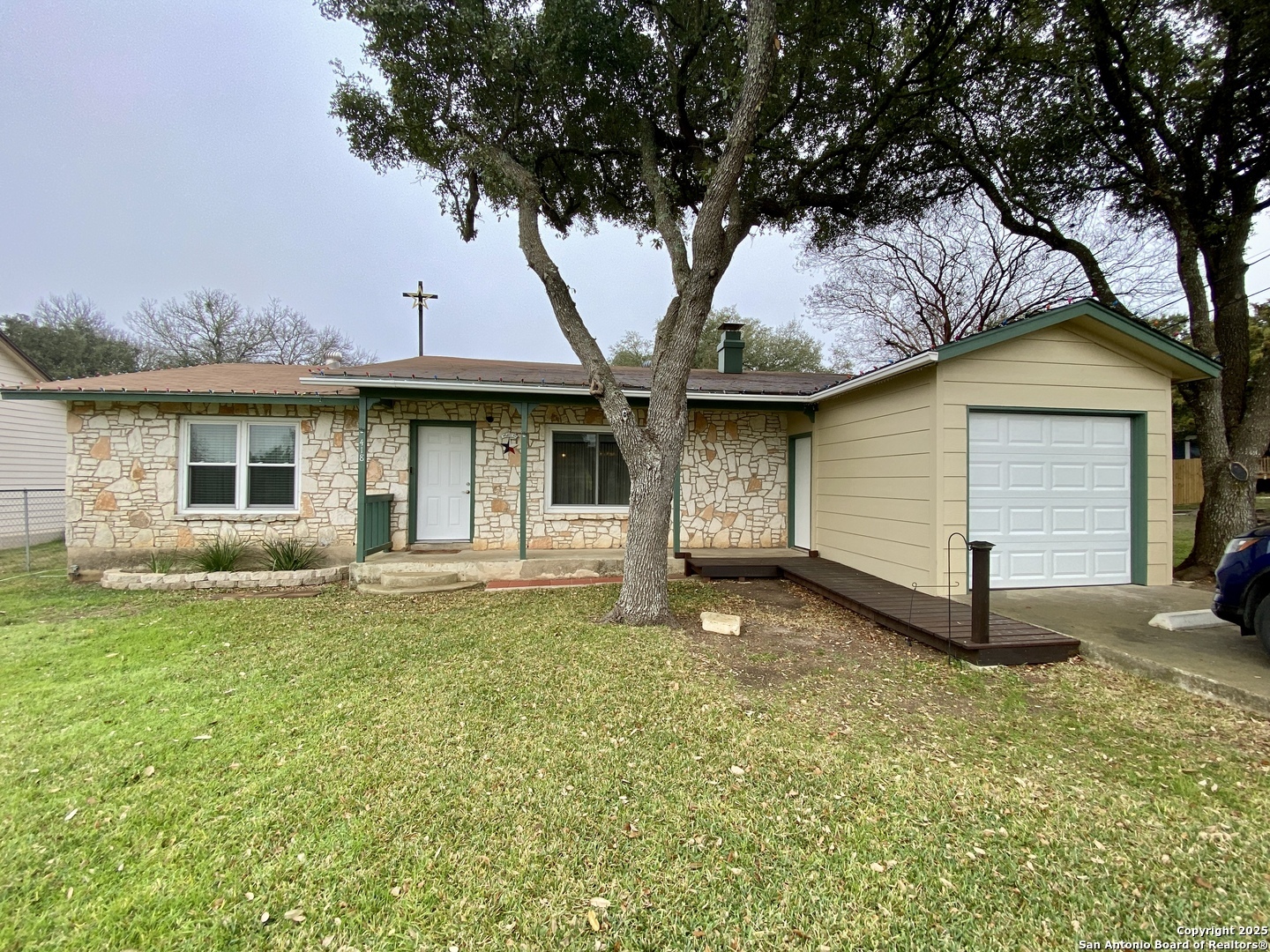 Property Photo:  418 Paradise Dr  TX 78133 