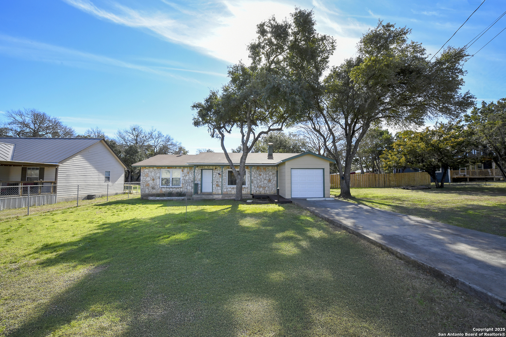 Property Photo:  418 Paradise Dr  TX 78133 