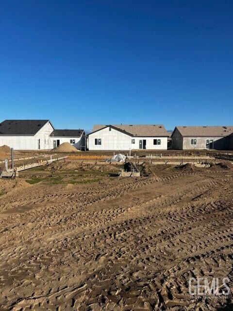 Property Photo: 1152 S Creekside Place CA 93257