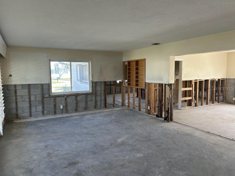 Property Photo: 15816 2nd St E FL 33708