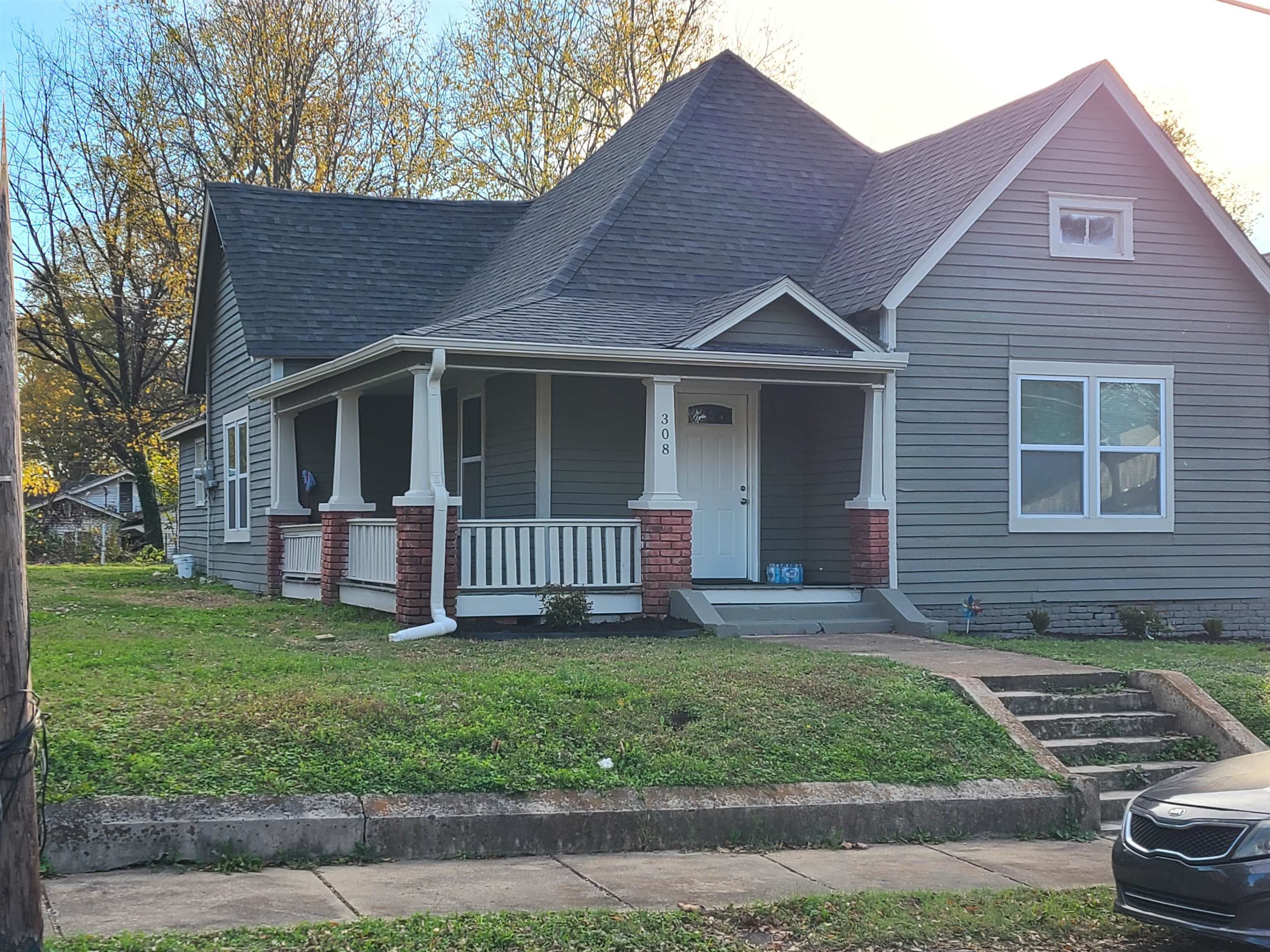 Property Photo:  308 W King St  TN 38301-5231 