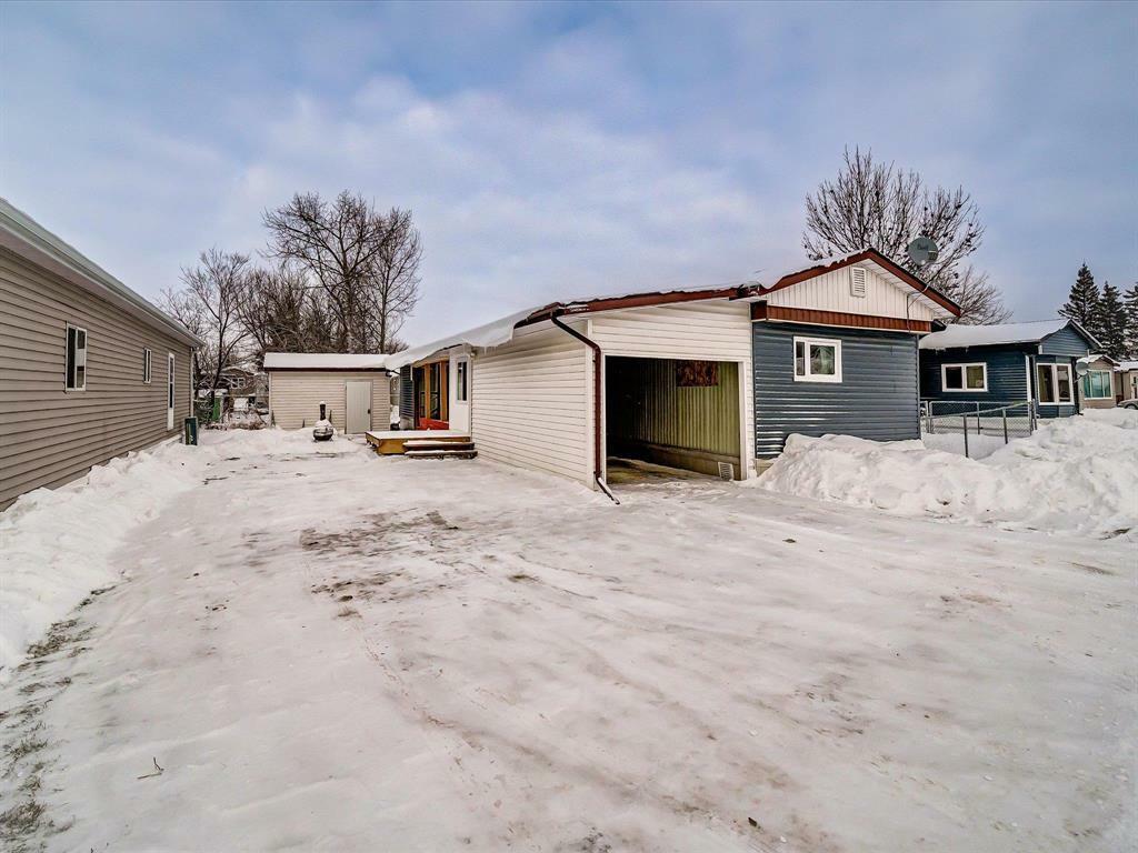 Property Photo:  38 Cedar Crescent  MB R1C 0G5 