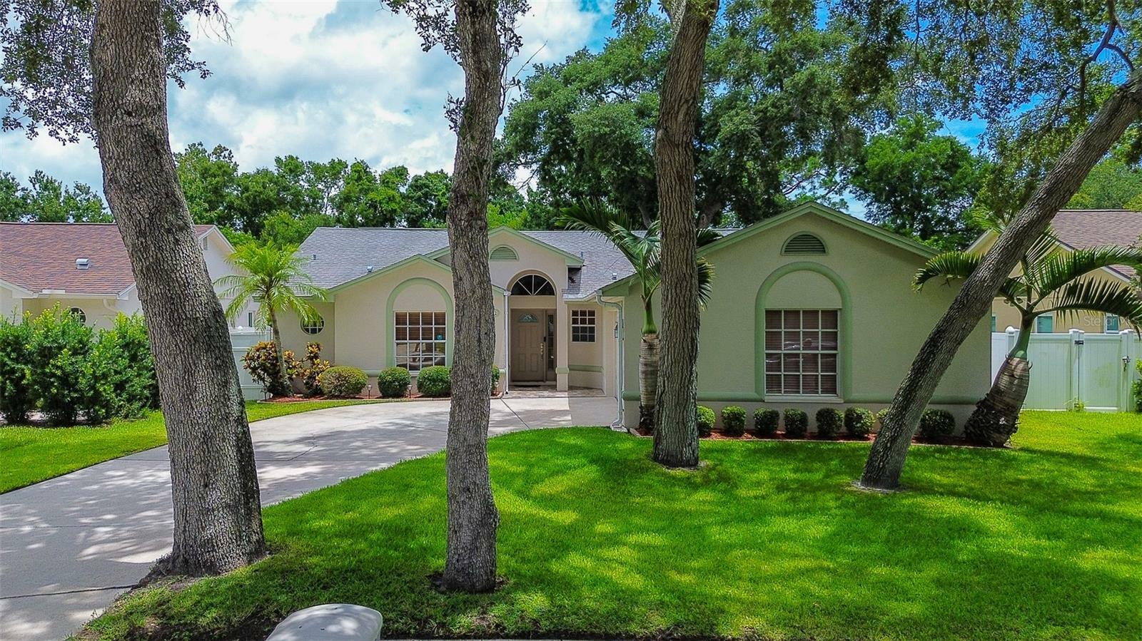 Property Photo:  2512 Southern Oak Circle  FL 33764 