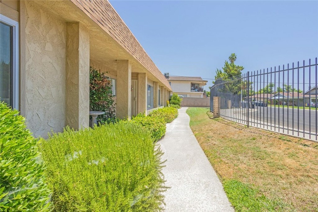 Property Photo:  622 South Santa Fe Street 6  CA 92543 