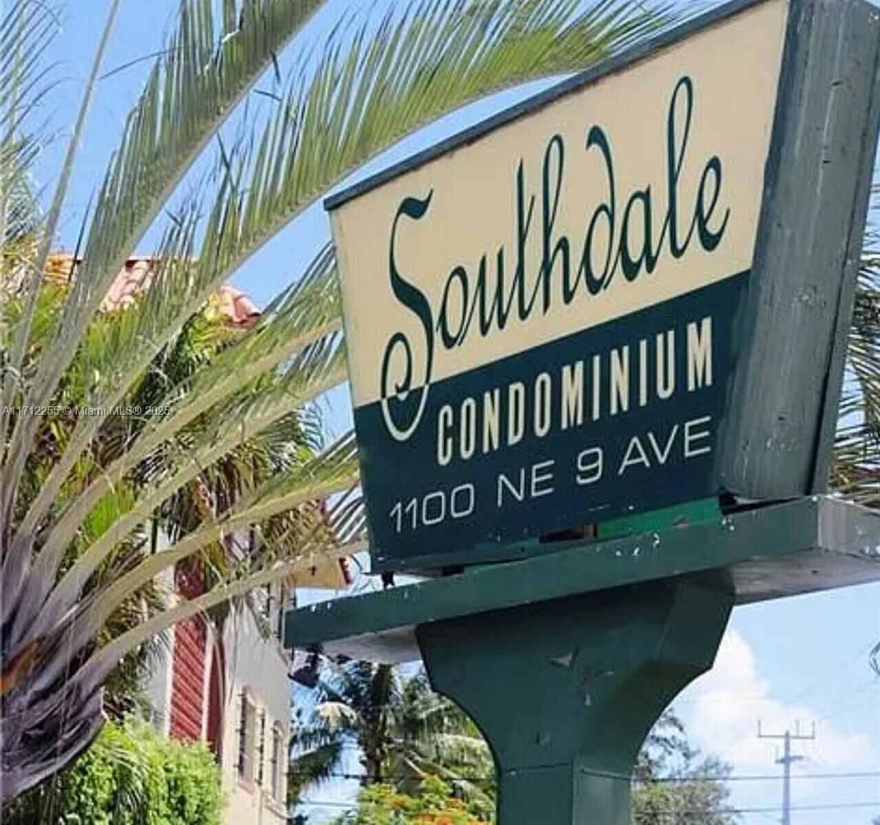 Property Photo:  1100 NE 9th Ave 305  FL 33304 