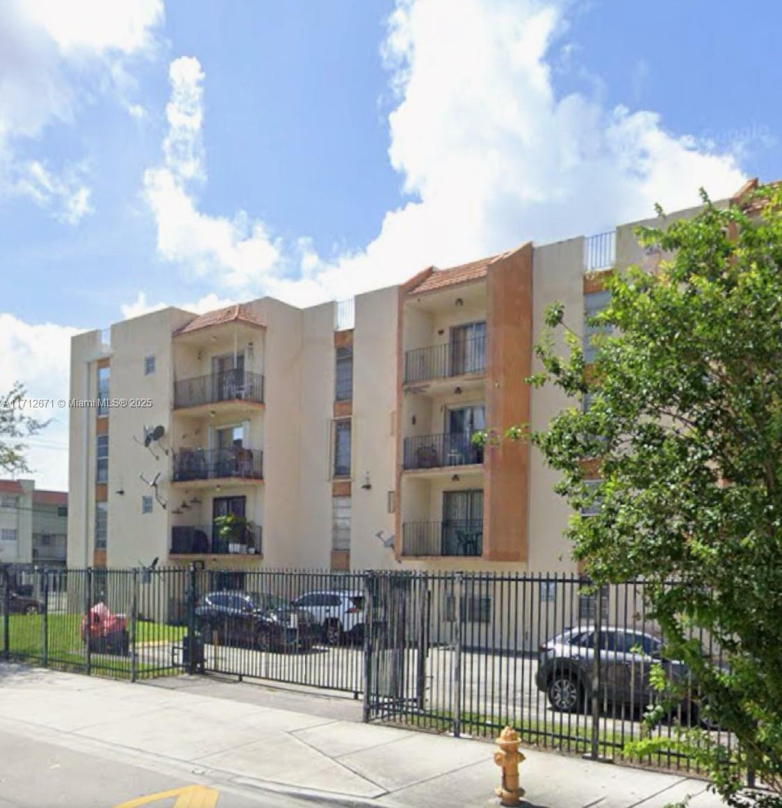 Property Photo: 1051 SW 1st St 303 FL 33130
