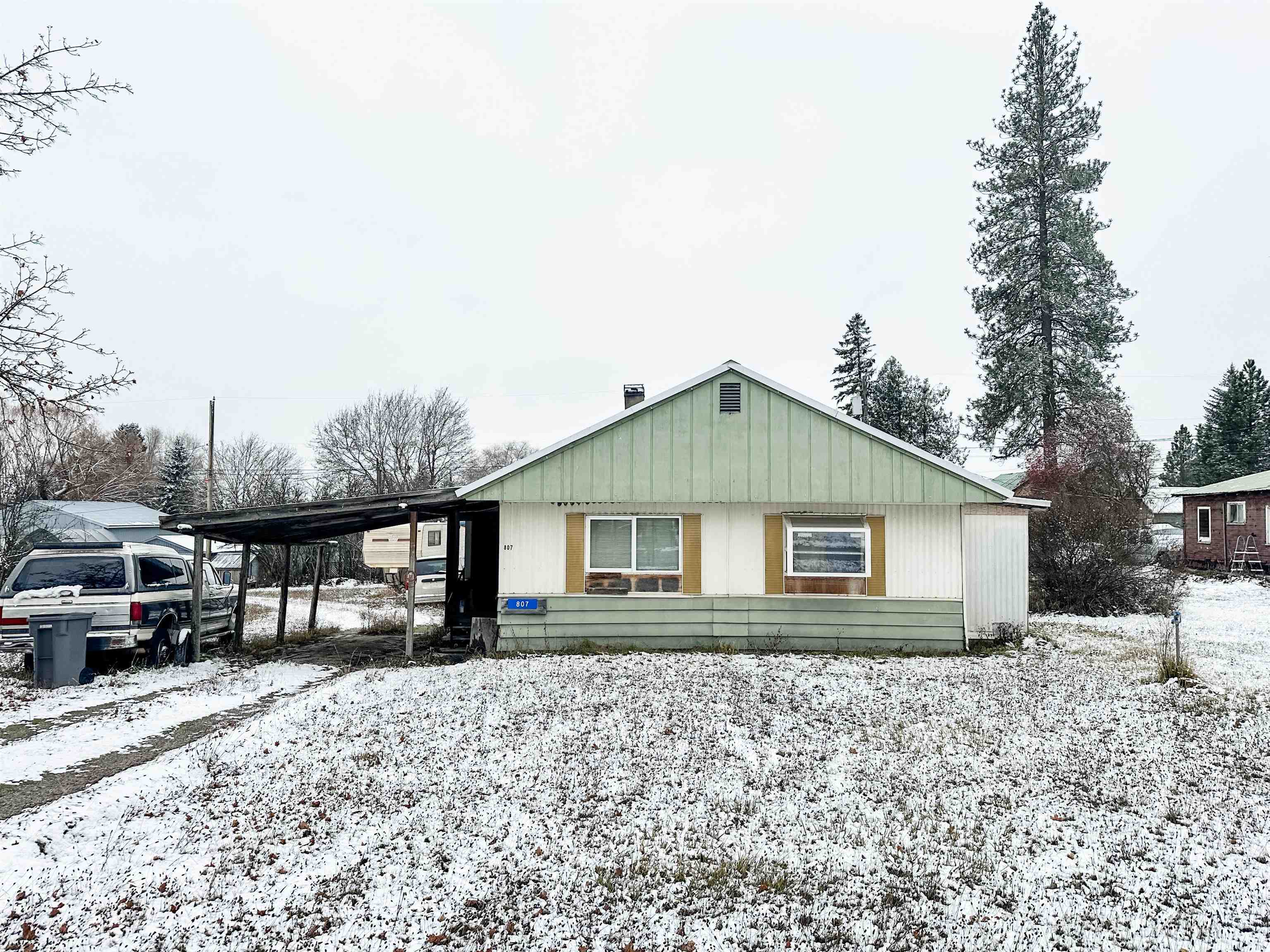 Property Photo:  807 W Jenkins Ave  WA 99109 