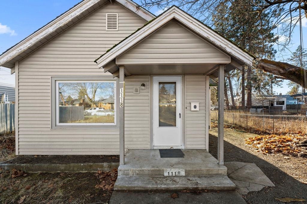 Property Photo:  1118 E Olympic Ave  WA 99207 