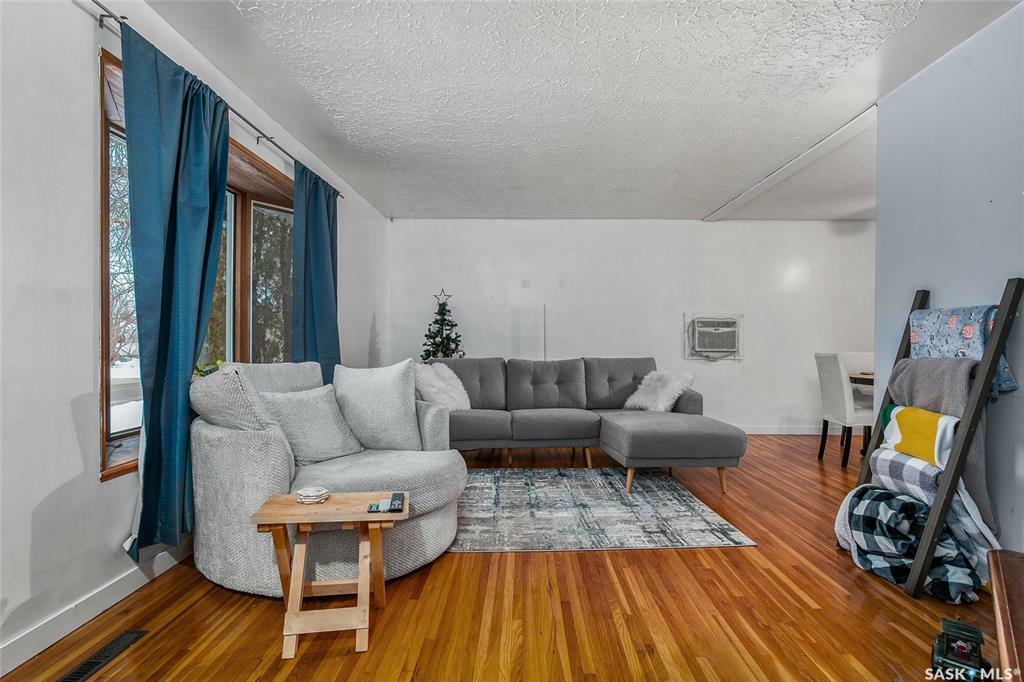 Property Photo:  2205 Broadway Avenue  SK S7J 0Y5 