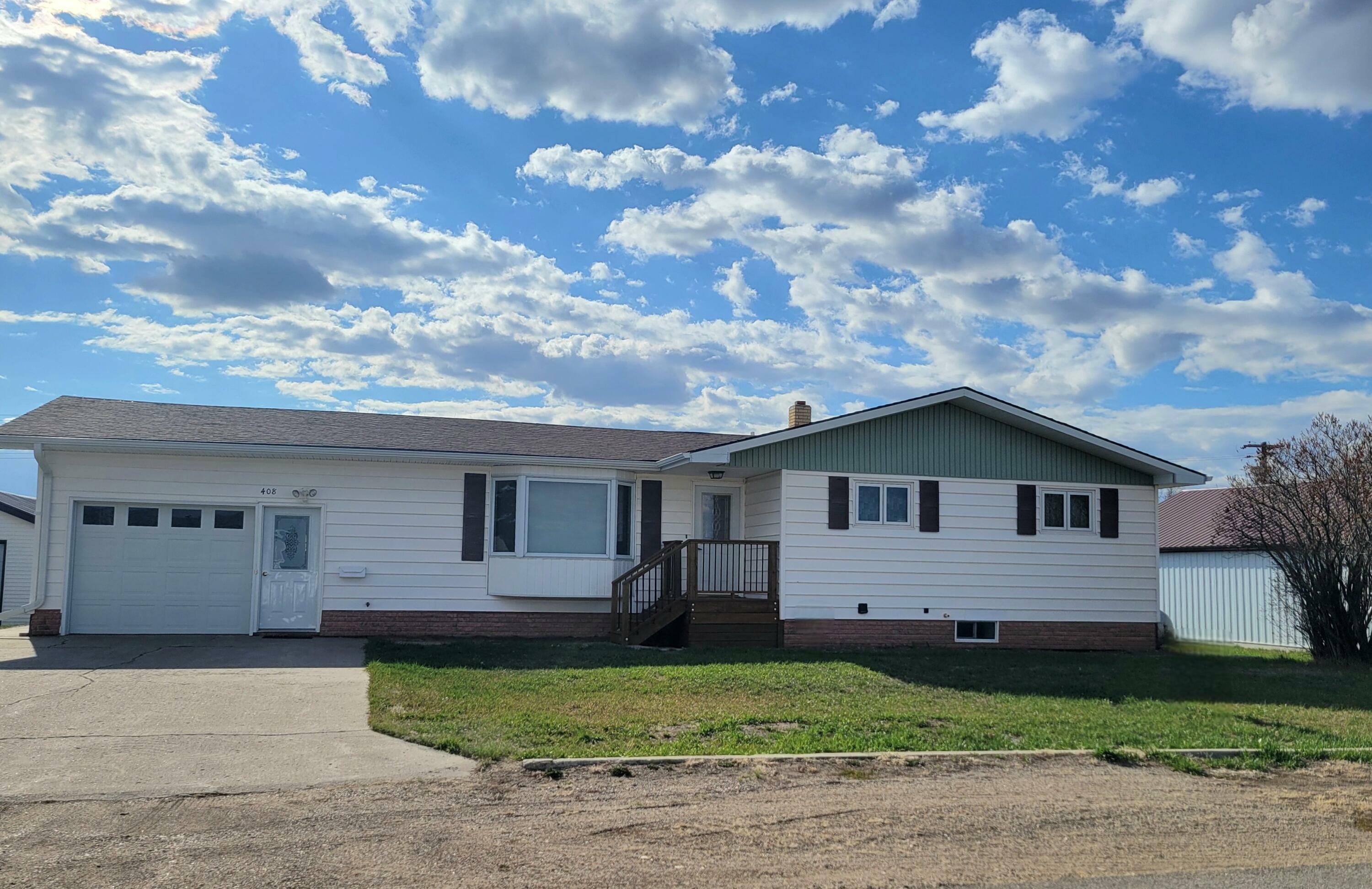 Property Photo: 408 NE Cedar St SD 57632
