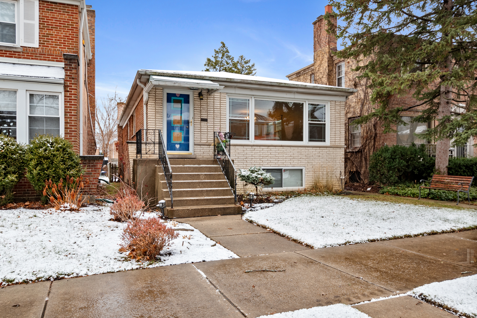 Property Photo:  3030 W Jarvis Avenue  IL 60645 