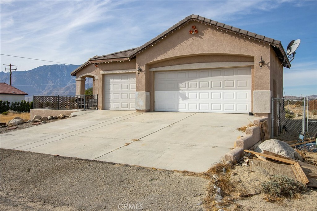 Property Photo:  16567 Maunaloa Road  CA 92240 