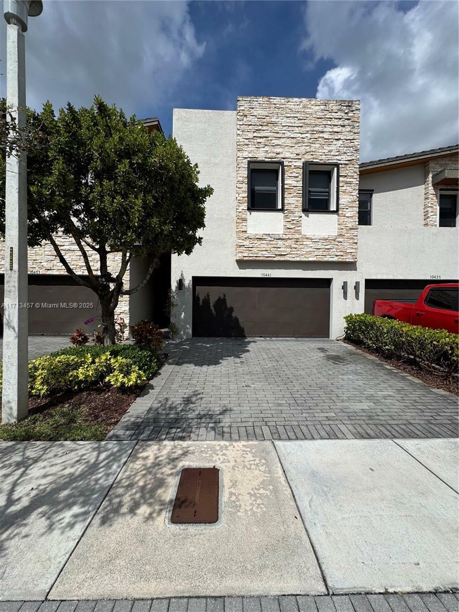 Property Photo:  10441 NW 79th Ter 10441  FL 33178 