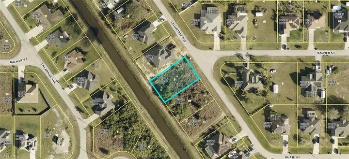 Property Photo: 1009 Cedartree Ave FL 33971