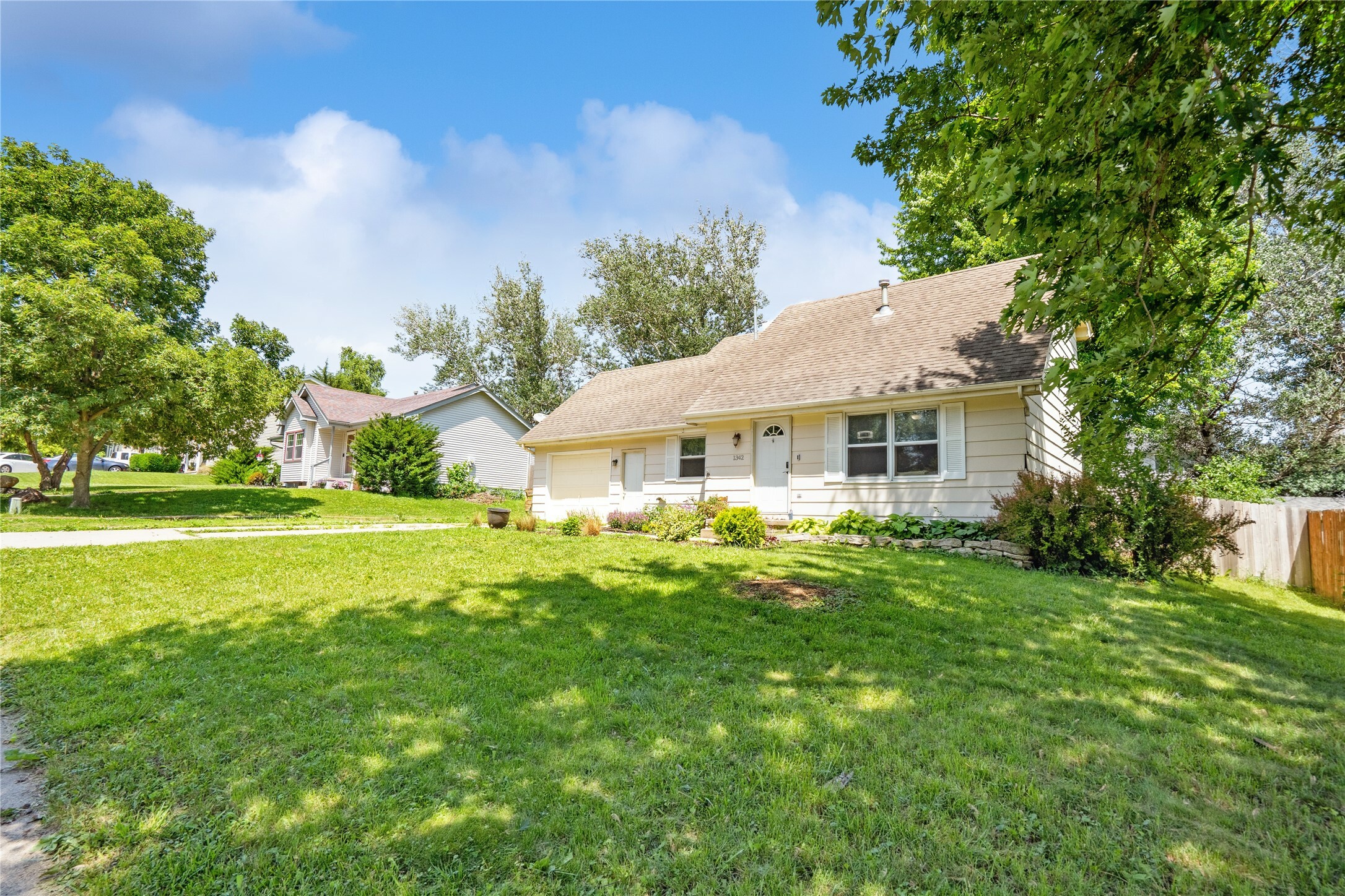 Property Photo: 1342 Hunter Drive IA 50211
