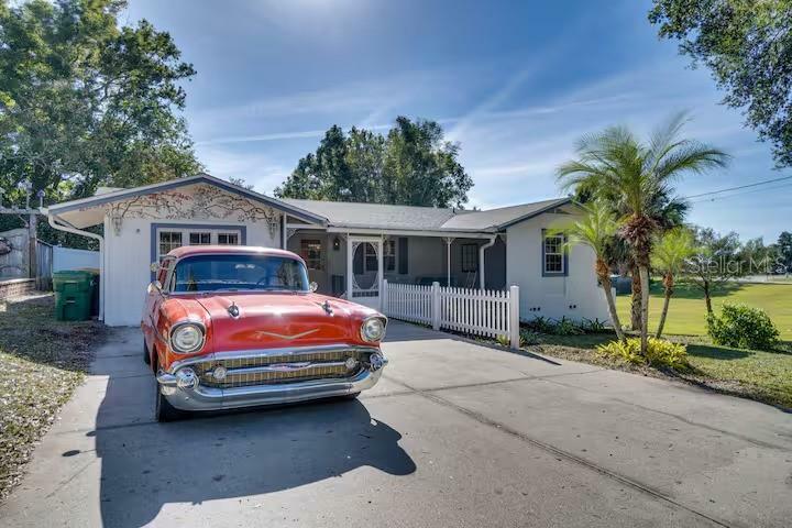 Property Photo: 422 W 11th Avenue FL 32757