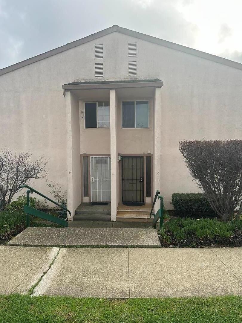Property Photo: 915 Acosta Plaza 6 CA 93905