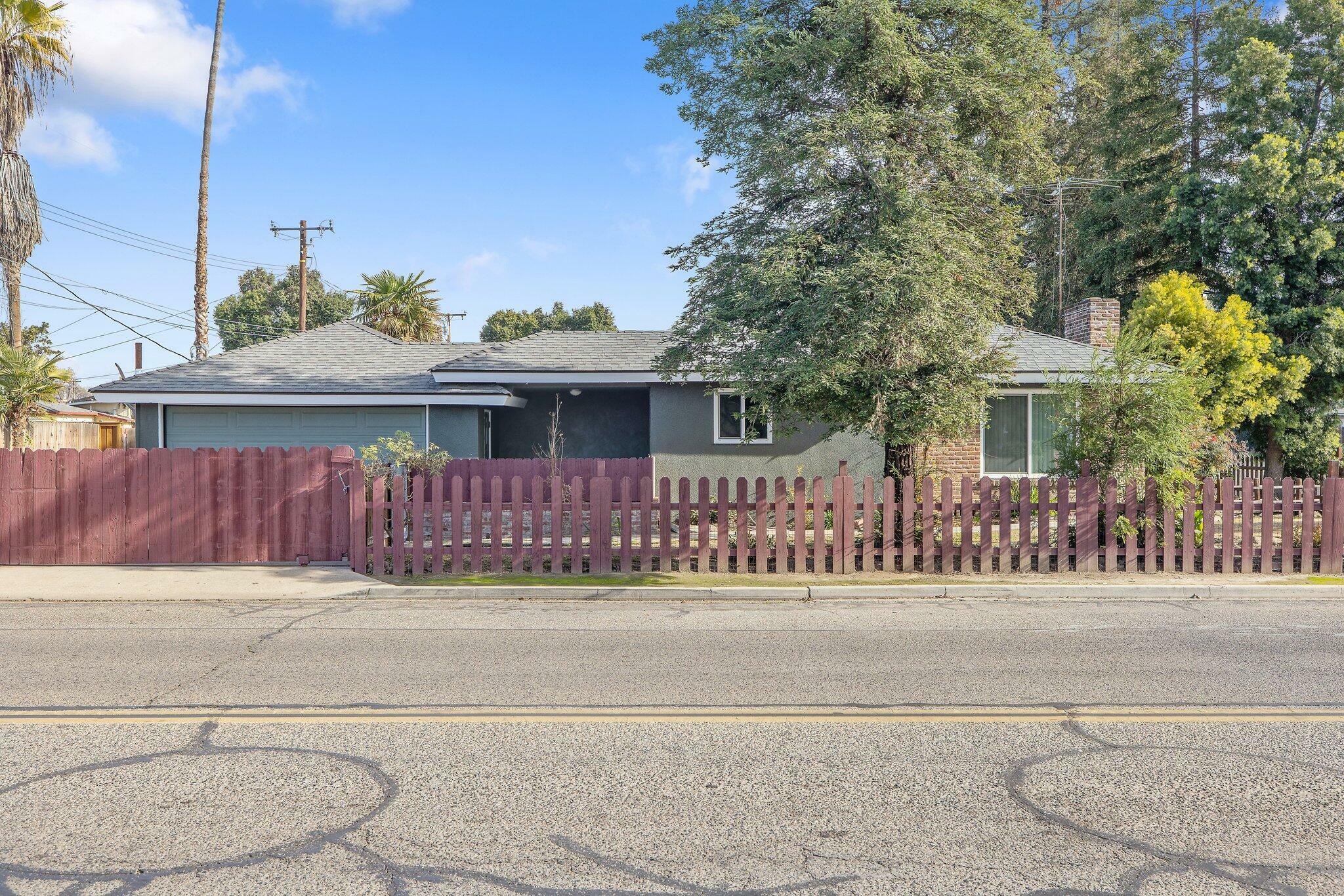 Property Photo:  2518 W Walnut Avenue  CA 93277 