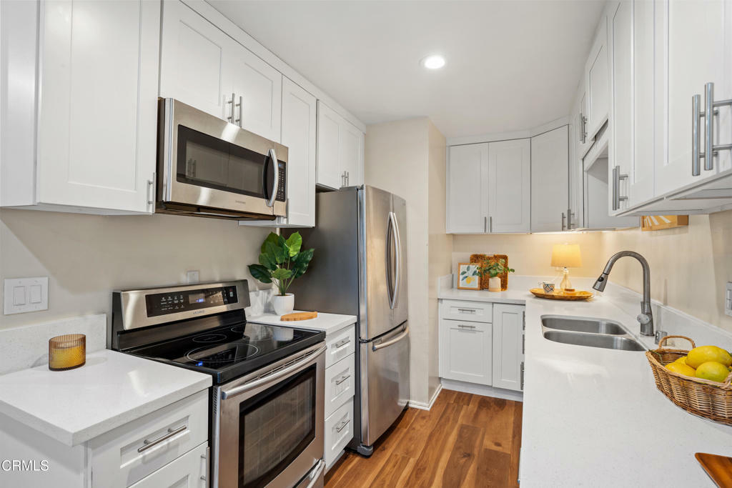 Property Photo:  138 S Bryn Mawr Street 39  CA 93003 