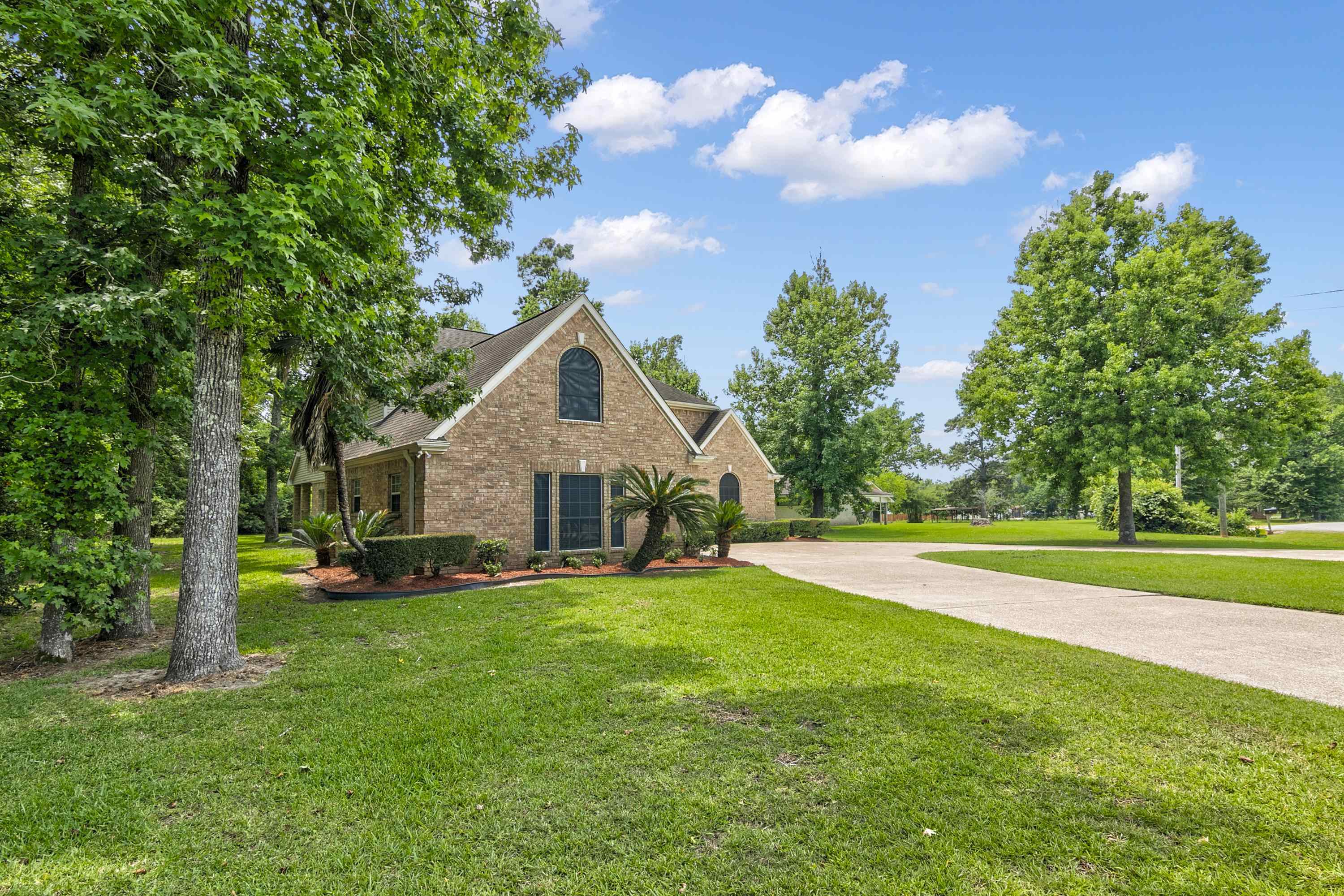 Property Photo: 210 Loch Lomond TX 77611