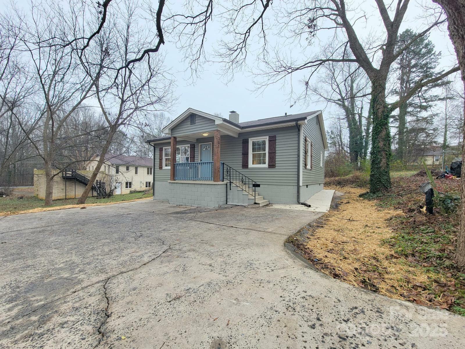 Property Photo:  301 W Hartford Avenue  NC 28016 