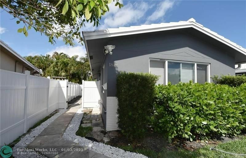 Property Photo:  1819 NE 26th Dr  FL 33306 