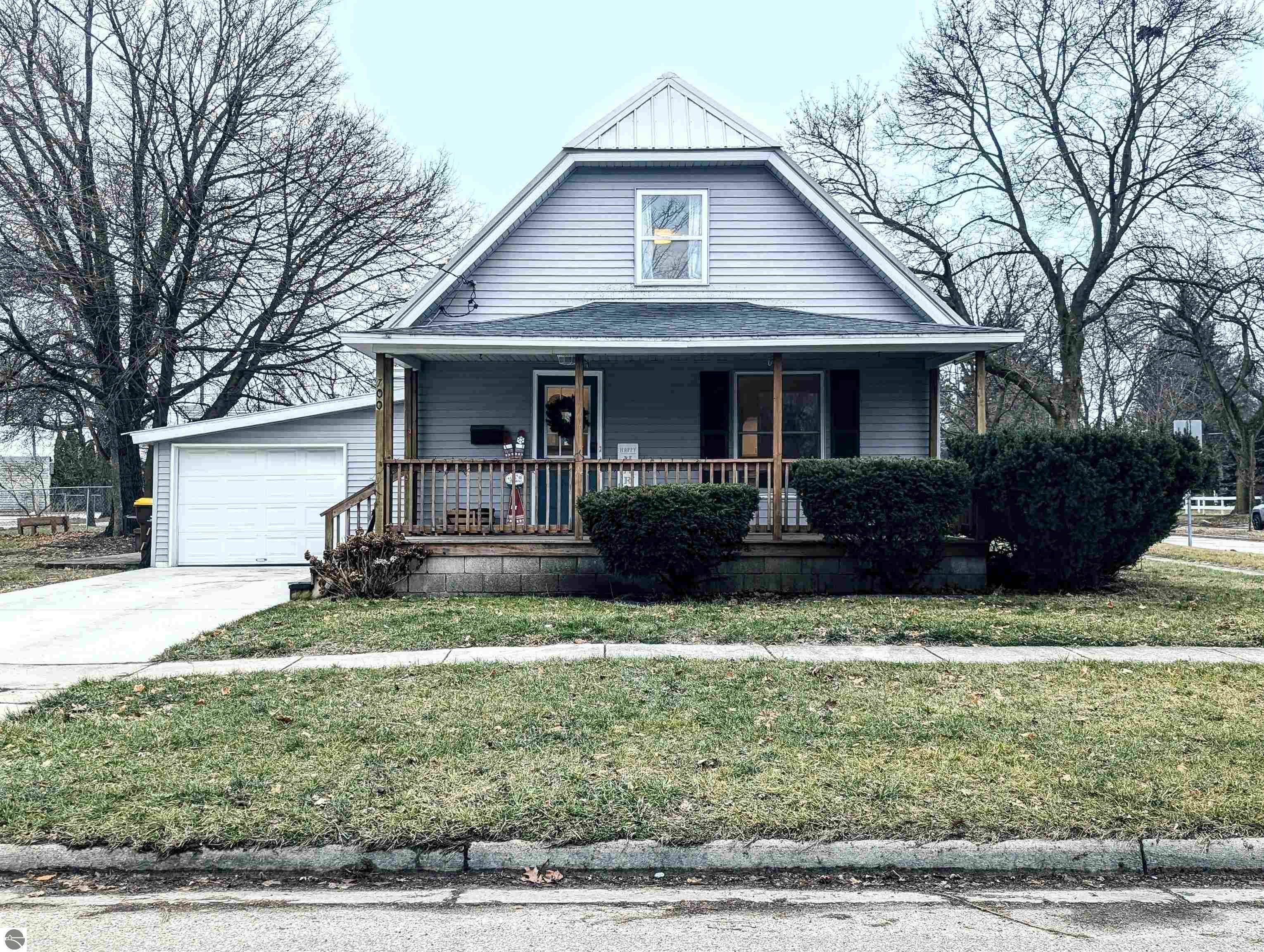 Property Photo:  700 E Locust  MI 48858 