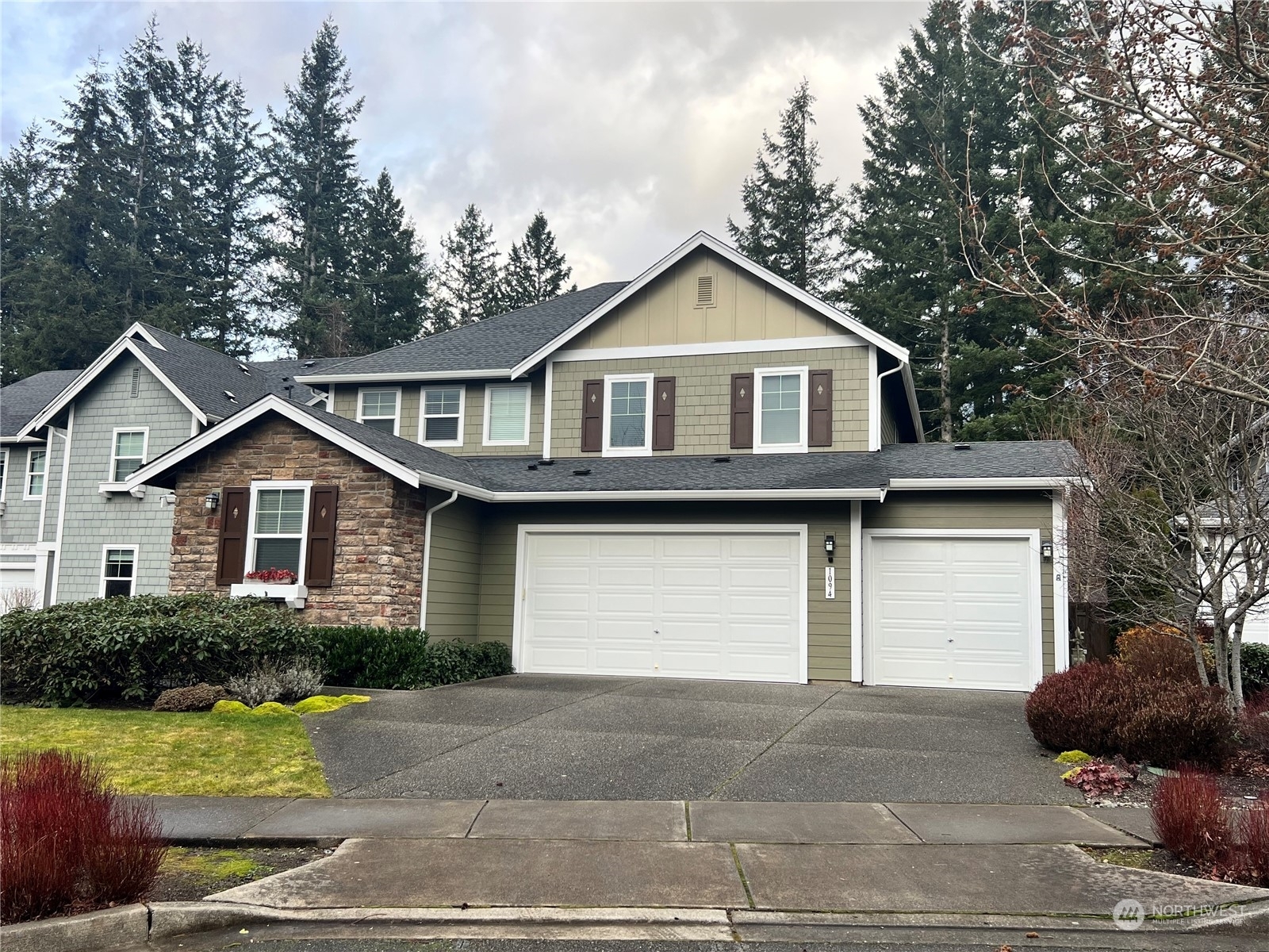 Property Photo:  1094 SE 10th St  WA 98045 