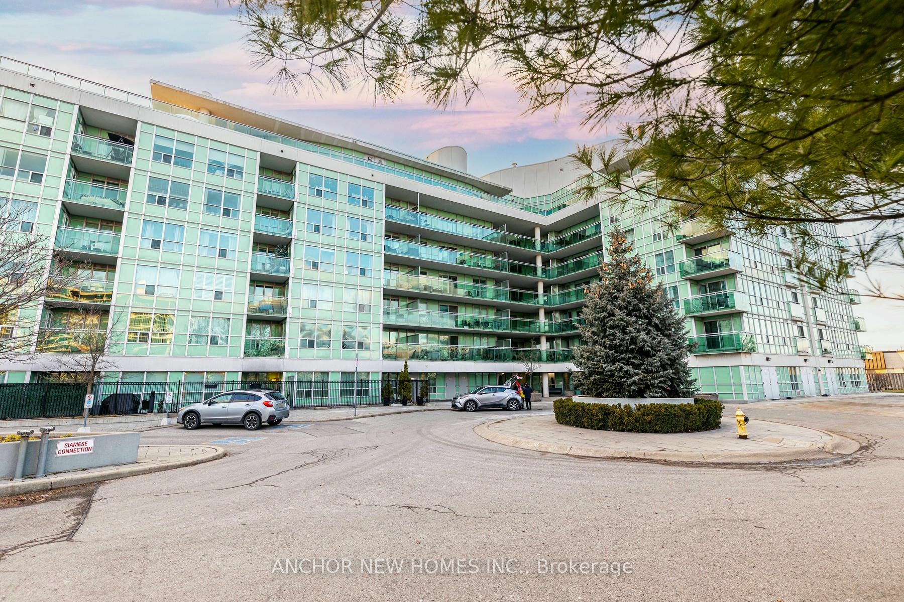 Property Photo: 60 Fairfax Crescent 426 ON M1L 0E1