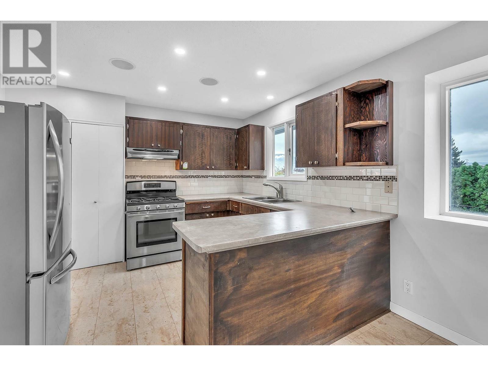 Property Photo: 1074 Ollek Street BC V2B 5B2