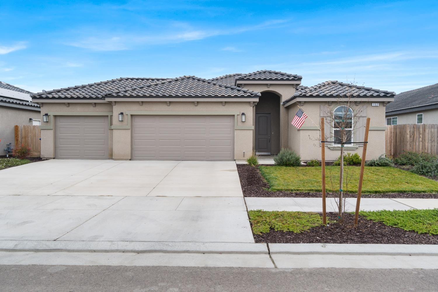 Property Photo:  152 N Walnut Avenue  CA 93630 