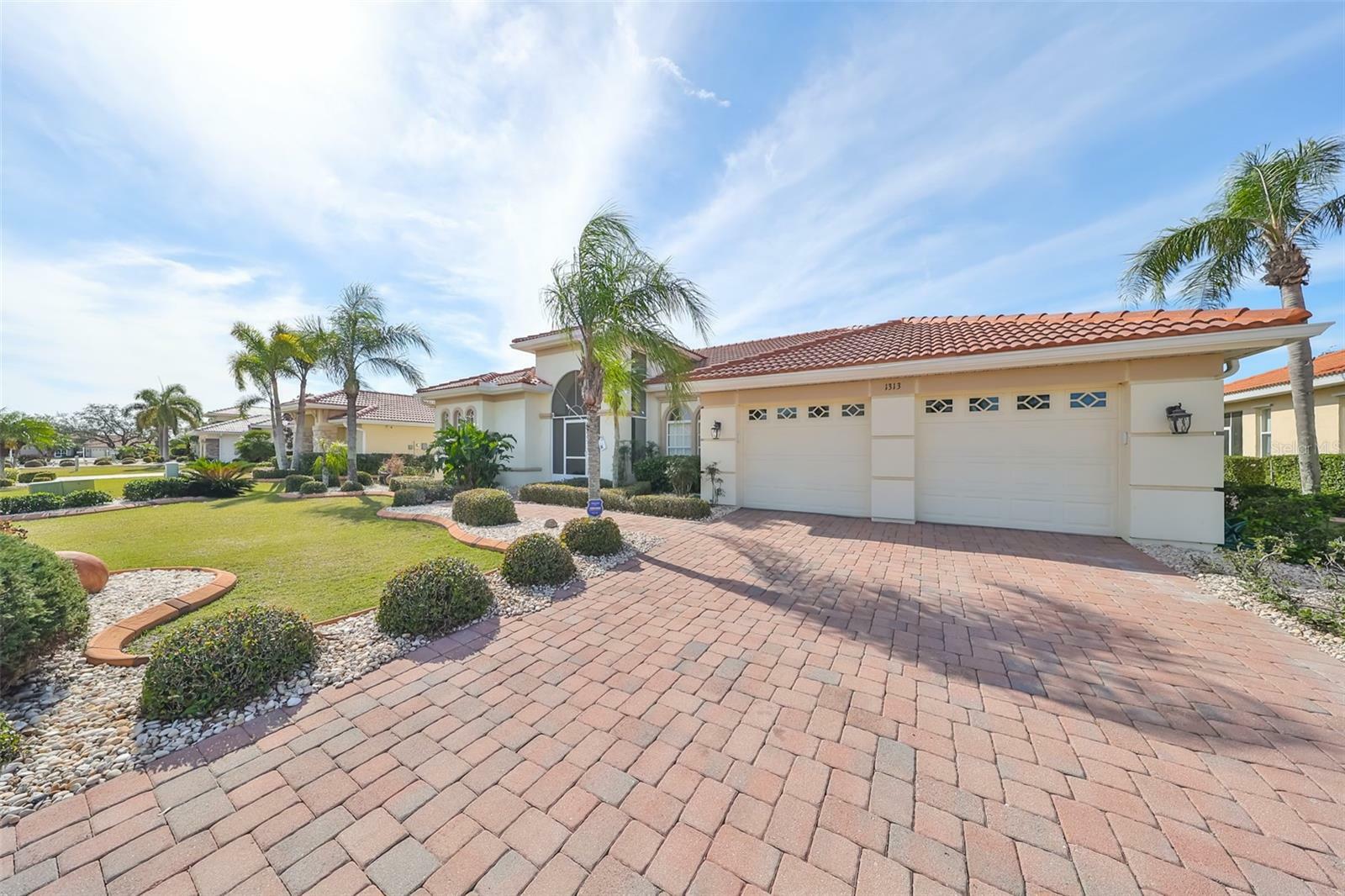 Property Photo:  1313 Crystal Greens Drive  FL 33573 