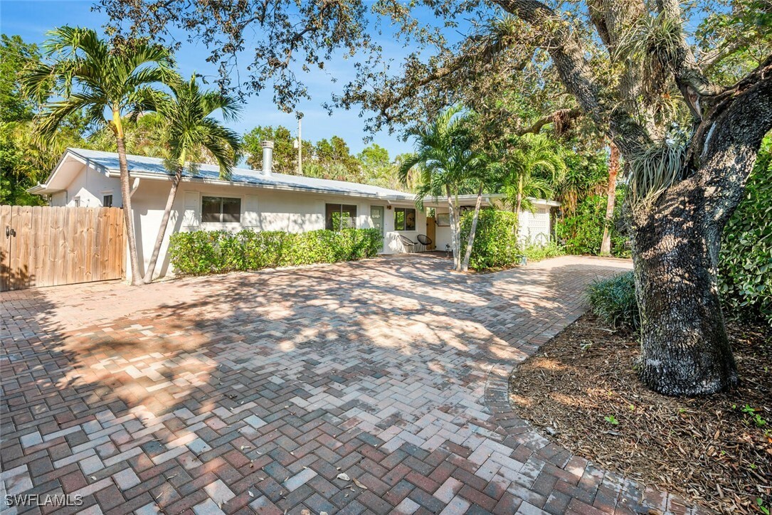 Property Photo: 1201 Milano Drive FL 34103