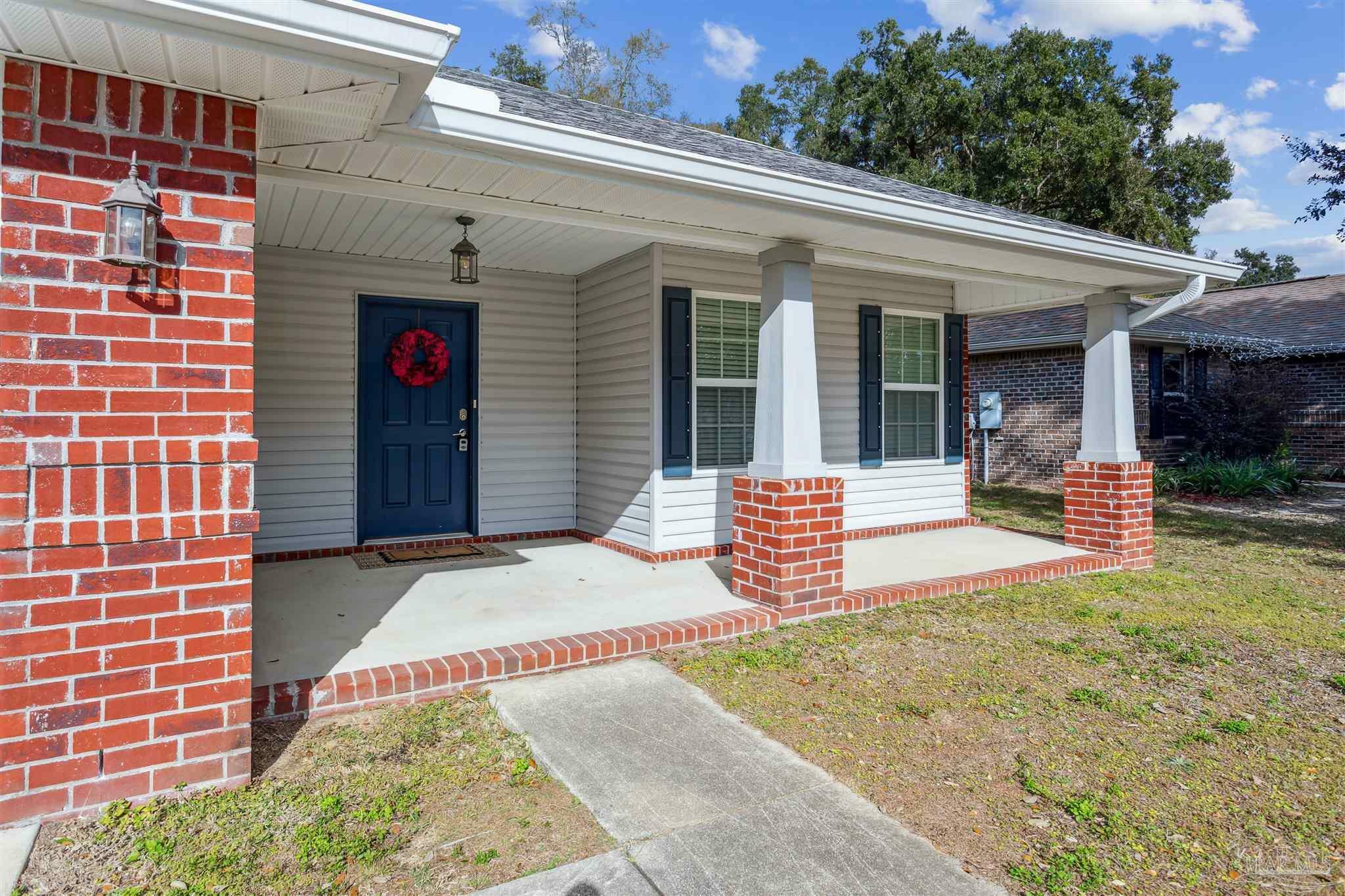 Property Photo:  5003 Covenant Cir  FL 32571 