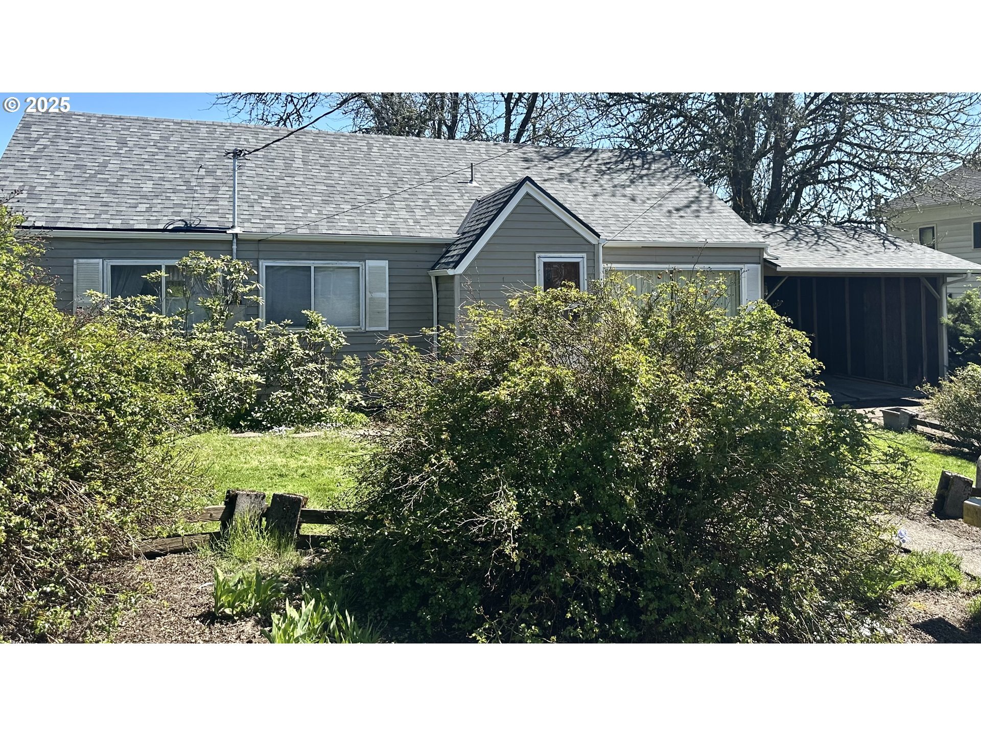Property Photo:  609 NE Hill St  OR 97378 