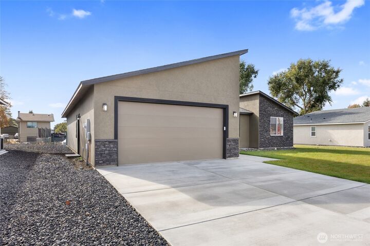 Property Photo:  522 S Dorsing Street  WA 98837 