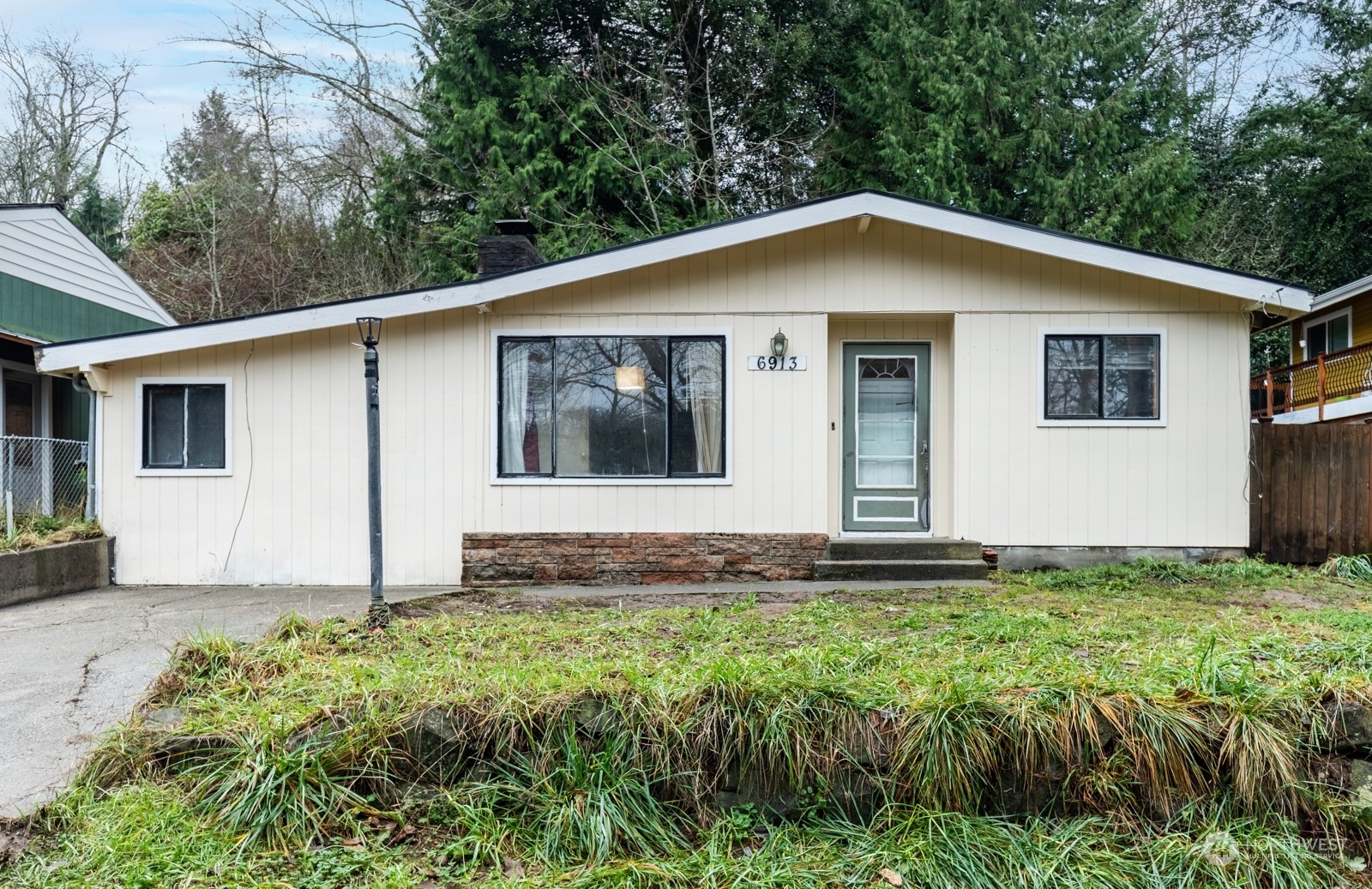 Property Photo:  6913  25th Avenue SW  WA 98106 