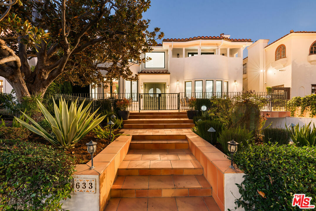 Property Photo: 633 12th St CA 90402