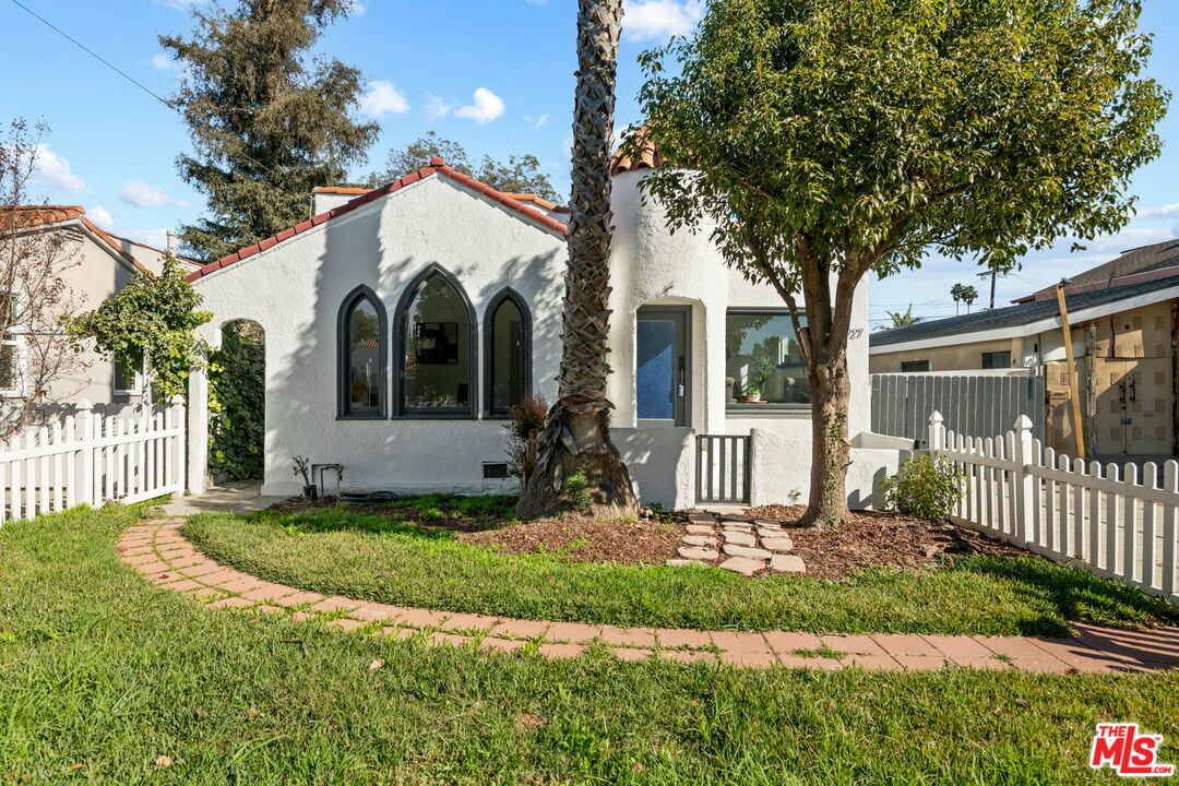 Property Photo:  3927   Edenhurst Ave  CA 90039 