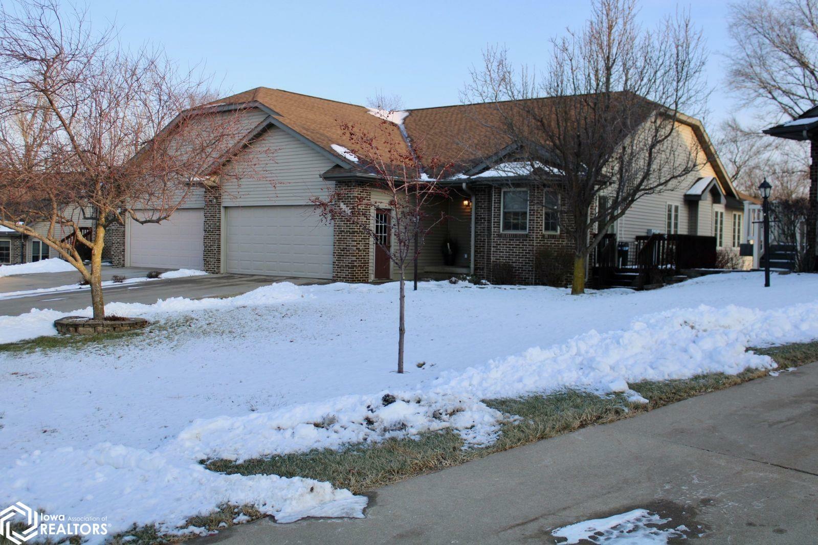 Property Photo:  2212 Edgebrook Drive  IA 50158 