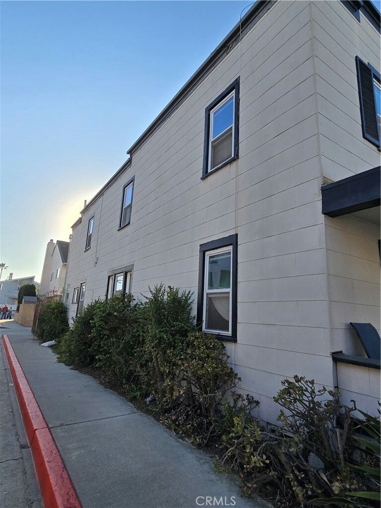 Property Photo:  421 Harding Street  CA 92661 