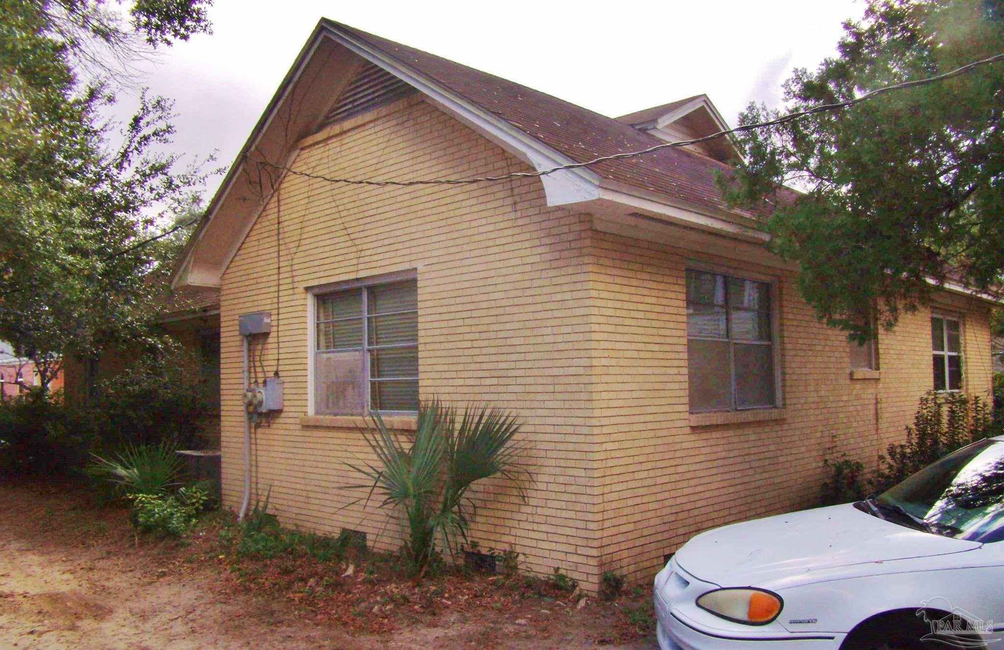 Property Photo:  600 N T St  FL 32505 
