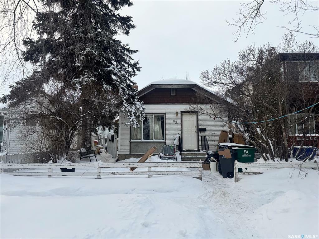 Property Photo:  821 I Avenue N  SK S7L 2H2 