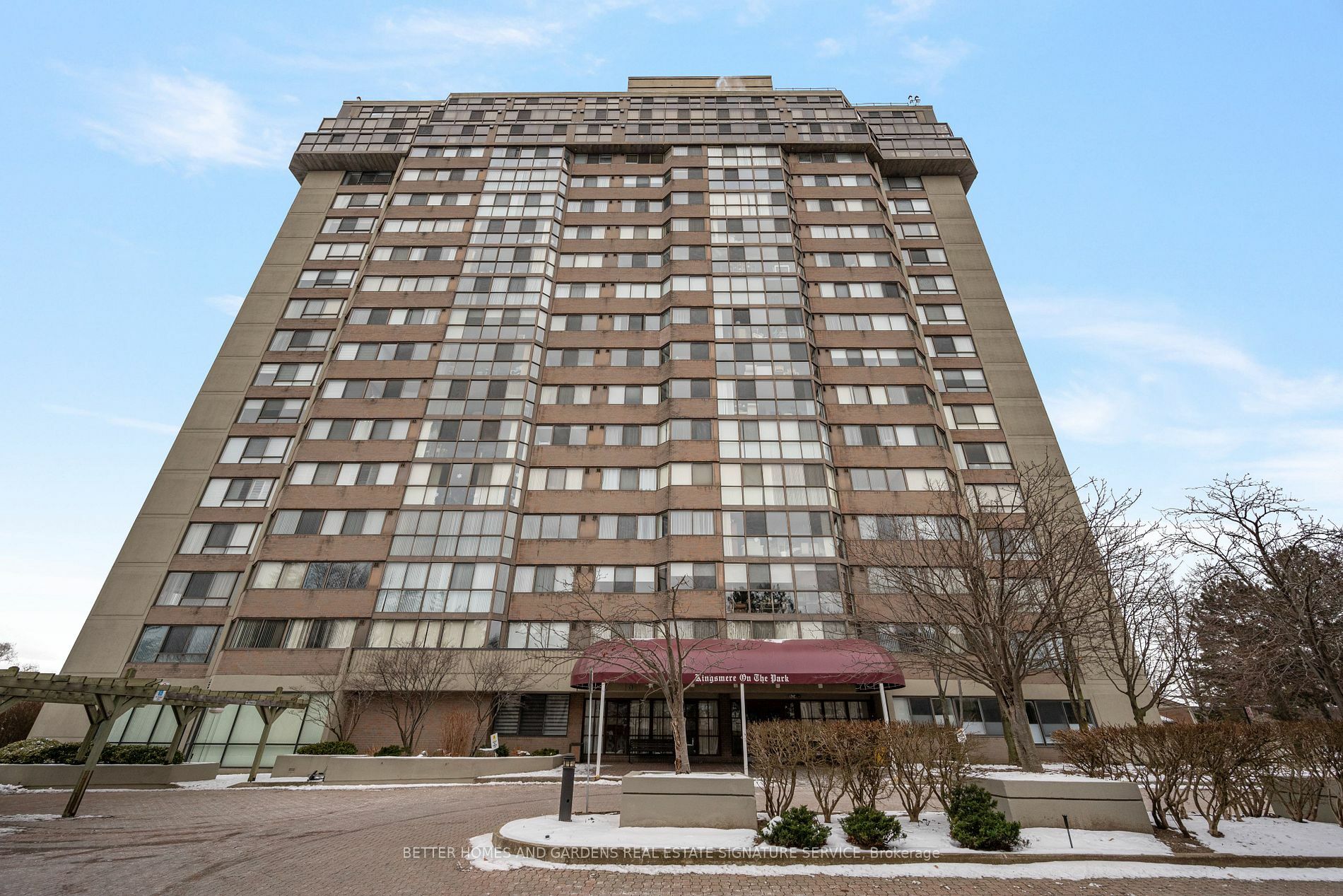 Property Photo:  880 Dundas St 1408  ON L5C 4H3 