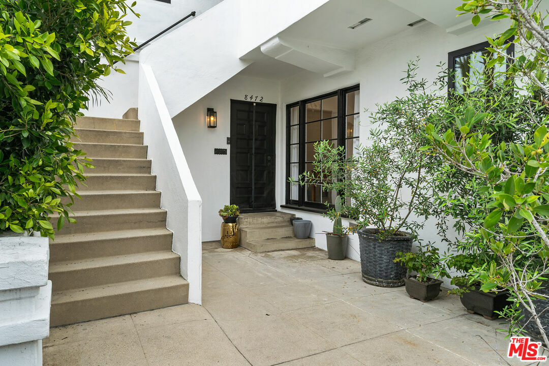Property Photo: 8472 Oakwood Ave CA 90048