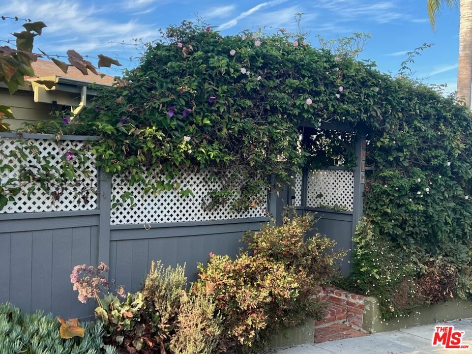 Property Photo:  721   Pine St A  CA 90405 